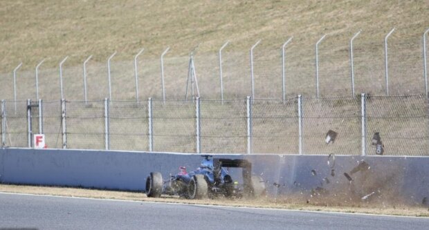 GALERIE FOTO Accident suferit de Fernando Alonso » Spaniolul a fost dus la spital cu elicopterul