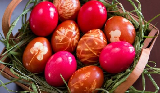 Ouă de Paște vopsite natural. Trucuri simple pentru a obține o culoare ...