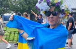 O fană care purta steagul Ucrainei la Cincinnati Open a fost escortat afară, ...