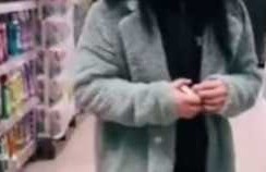 Tânără filmată când înţeapă prezervativele dintr-un supermarket, în România. ...