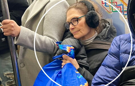 Înghesuită la metrou, cu sacoșele de cumpărături în brațe... pur și simplu ...