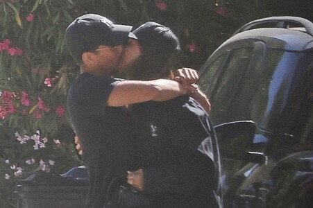 Prinși sărutându-se, ziua în amiaza mare!! E oficial! Vedeta și-a făcut ...