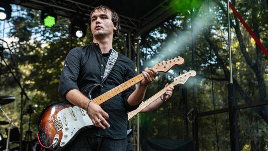 „Probabil că o să mor pe scenă” - Interviu cu cel mai tânăr solist și ...