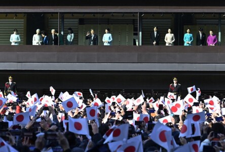 Un tânăr s-a dezbrăcat complet în fața împăratului Japoniei și a familiei ...