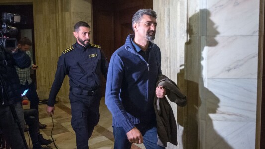 Și-a folosit funcția pentru a vâna mistreți și „prezențe feminine”. Fostul ...