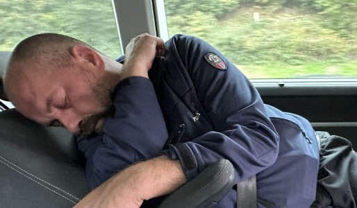 A dormit în mașină când a mers la Bruxelles unde a primit un premiu ...