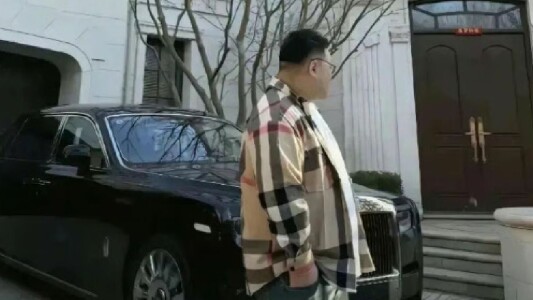 Un miliardar cu Rolls Royce își caută soție: „Nu neapărat urât, mai degrabă ...