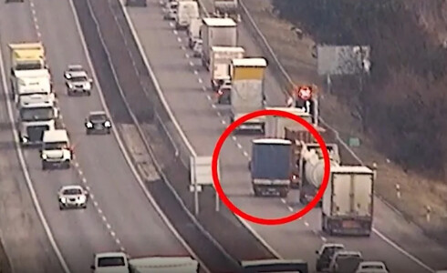 VIDEO Momentul teribil când un șofer român intră cu camionul direct în remorca ...