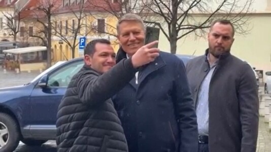 Klaus Iohannis a fost însoțit de 3 SPP-iști la biserica din Sibiu, de ...