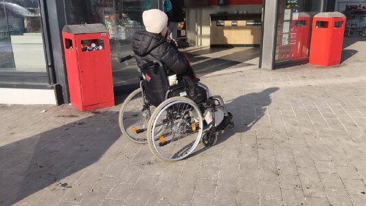 Tânără de 25 de ani, cerșetoare în Iași cu cazare de lux, telefon de ultimă ...