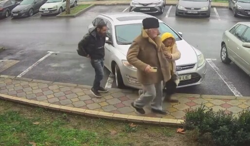 Momentul în care doi pensionari sunt jefuiți pe stradă, în Cernavodă, de ...