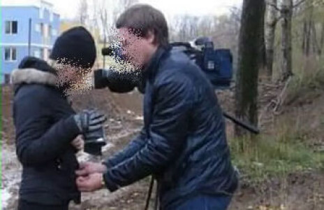 O jurnalistă din Rusia a fost violată, iar operatorul ei a fost bătut de ...