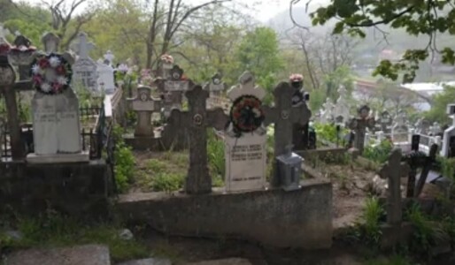 Fără 1.500.000 de lei, un cimitir alunecă spre casele dintr-un sat din ...
