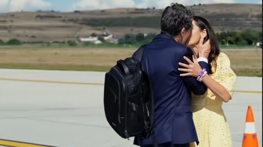 Nicușor Dan a sărutat-o pe Mirabela Grădinaru pe aeroport și a postat ...