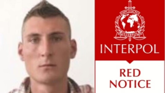 Un român aflat pe lista „Red Notice” a Interpol a fost găsit pe un șantier ...