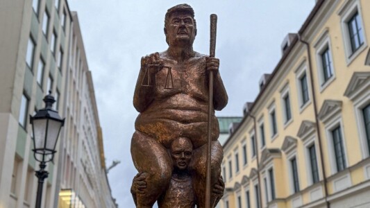 „Ciuma portocalie”, statuia de 2,6 metri a lui Donald Trump nud, acoperită ...