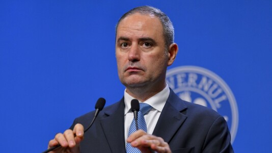 România a scăpat deocamdată de retrogradarea în junk. Agenţia Standard & ...