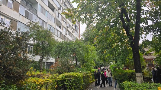 Locuitorii blocului crăpat din București au refuzat consolidarea de două ...