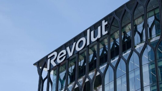Revolut, păcălit de infractori, le-a dat pașapoarte, selfie-uri și date ...
