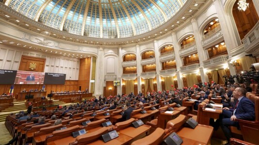 Ce s-a întâmplat cu leul la moțiunile de cenzură care au dărâmat guverne în ...