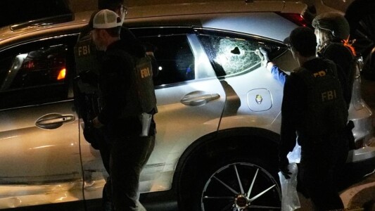 Un agent ICE în civil a tras 7 focuri asupra unei mașini în care era un ...