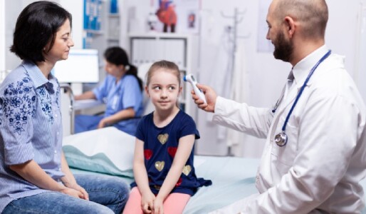 Un medic din Tulcea a ales să sape gropi pe șantiere pentru 250 lei pe zi, ...