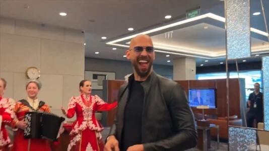 Andrew și Tristan Tate au fost primiți cu pâine și sare în Rusia. Cei doi ...