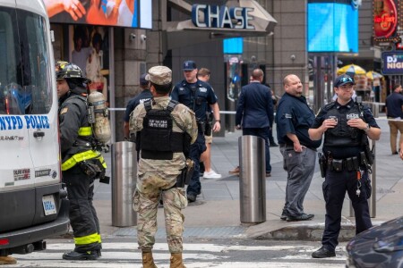 Atac armat în Times Square, New York: o femeie a înjunghiat doi oameni pe ...