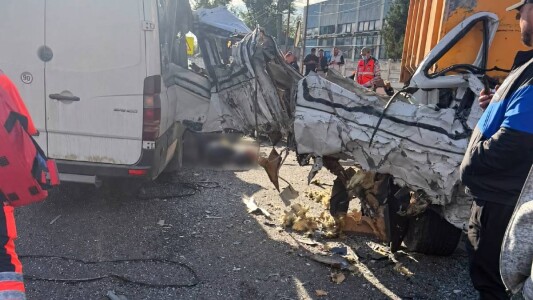 Accident grav cu doi morți la Buftea, în Ilfov. Un microbuz a fost distrus ...