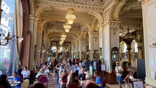 Cafeneaua unde turiștii stau și o oră la coadă. Este considerată cea mai ...