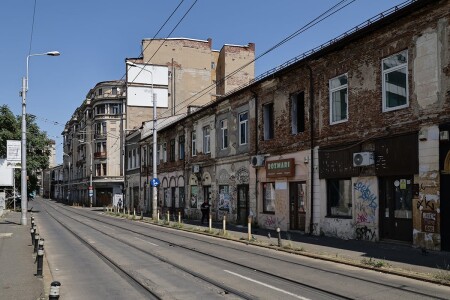Zona veche din Calea Moșilor a îmbătrânit urât. Strada arată ca după un ...