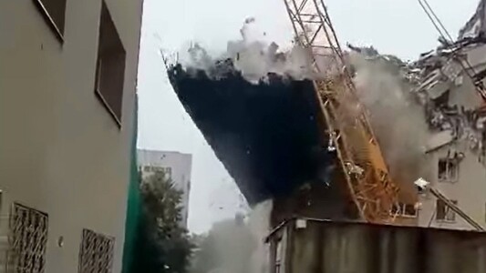 Momentul în care o parte a blocului care a explodat în Rahova acum un an ...