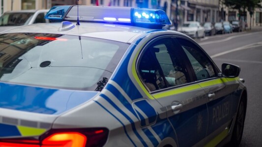 Un bărbat a prins în brațe o fetiță de șase ani care a căzut de la etajul ...