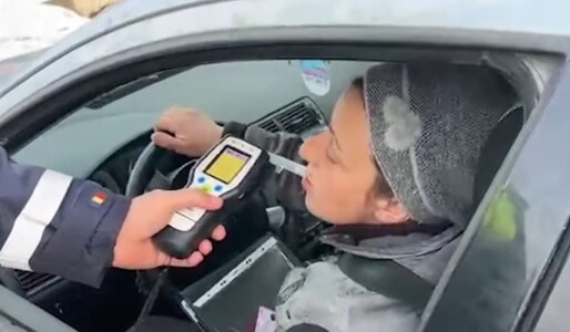 O șoferiță din Suceava a urcat beată la volan pentru că i-a murit porcul și ...