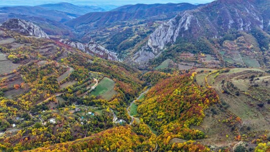 Drumul nou din Munții Trascău, deschis circulației: îți lasă senzația că te ...