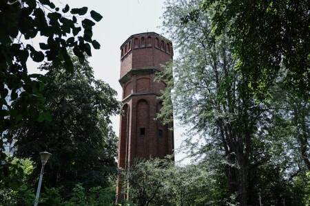 Un turn medieval în mijlocul Bucureștiului. Povestea construcției care îi ...