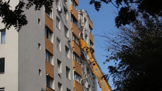 „Punem chirpici în fisuri și mergem mai departe!” Cum își continuă viața ...