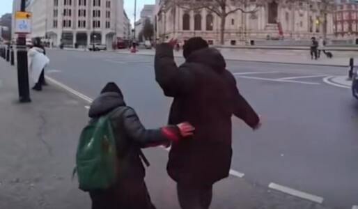 Doi români au fost vopsiți cu roșu pentru a fi marcați, lângă Westminster ...