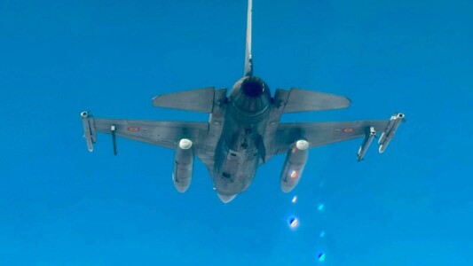 Imagini cu avioanele F-16 în timpul misiunii de distrugere a celei de-a ...