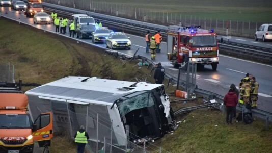 Mărturia unui român din autocarul răsturnat în Slovenia: „Șoferul a ațipit ...