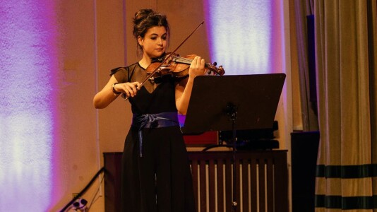 Sofia Butaru, o tânără violonistă, singura româncă admisă la masterclass la ...