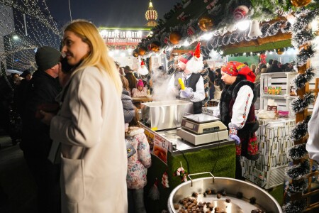Cât costă trei mici cu cartofi la Târgul de Crăciun Craiova 2025. Avem ...