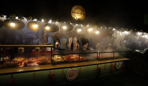 Cât costă o porție de fasole cu ciolan la Târgul de Crăciun din Piața ...