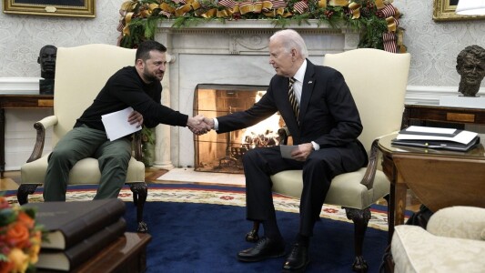 Biden este aproape de a le permite ucrainenilor să folosească arme ...