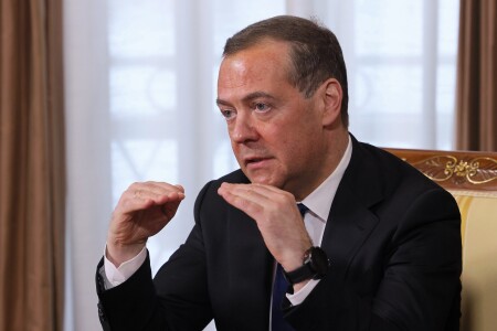Dmitri Medvedev spune că Moscova nu se va opri până nu va cuceri „orașul ...