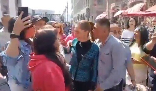 VIDEO. Un bărbat a pipăit-o pe președinta Mexicului în timp ce aceasta ...