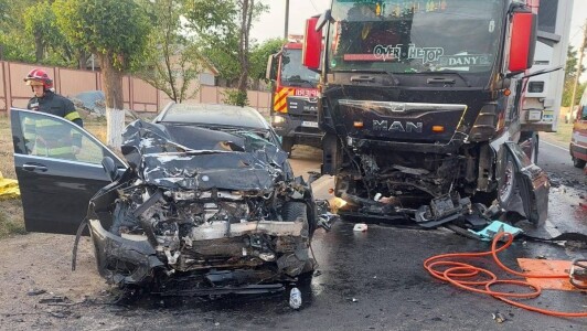 Mama unei șoferițe din Galați a murit într-un Mercedes care s-a ciocnit cu ...