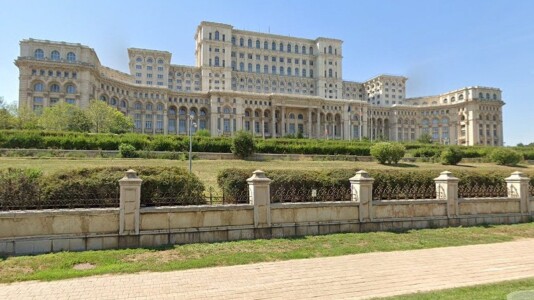 Gardul de la Palatul Parlamentului va fi demolat: „Bani aruncați pe geam. ...