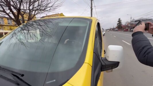 VIDEO. Momentul în care un membru AUR a lovit cu mașina un jurnalist. Totul ...