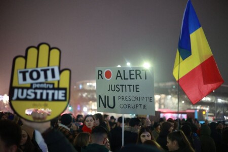 Mobilizare pentru un protest uriaș în Piața Victoriei: „Bolojan, te sună ...